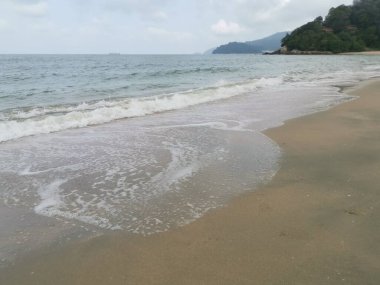 Sahilde deniz dalgaları..