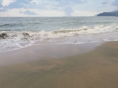 Sahilde deniz dalgaları..