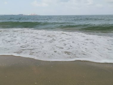 Sahilde deniz dalgaları..