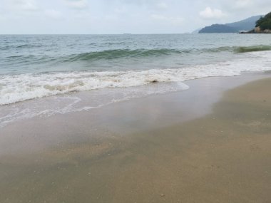 Sahilde deniz dalgaları..