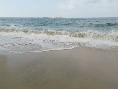 Sahilde deniz dalgaları..