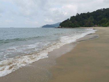 Sahilde deniz dalgaları..