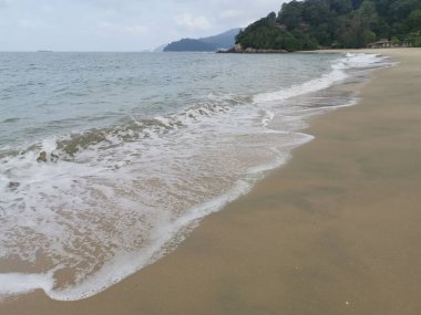 Sahilde deniz dalgaları..