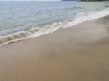 Sahilde deniz dalgaları..