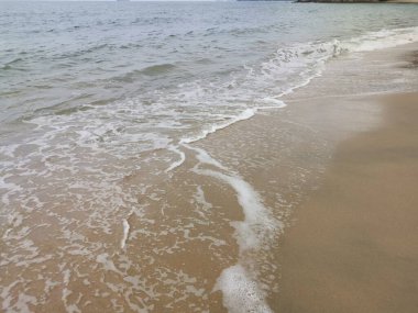 Sahilde deniz dalgaları..