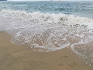 Sahilde deniz dalgaları..