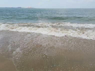 Sahilde deniz dalgaları..