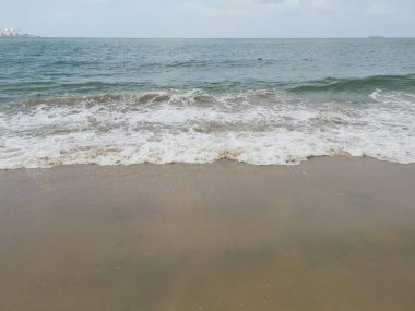 Sahilde deniz dalgaları..