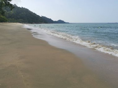 Sahilde deniz dalgaları..