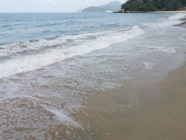 Sahilde deniz dalgaları..