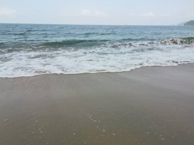 Sahilde deniz dalgaları..
