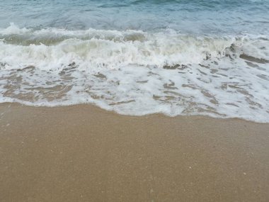 Sahilde deniz dalgaları..