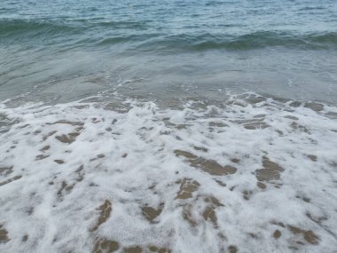 Sahilde deniz dalgaları..