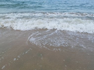 Sahilde deniz dalgaları..