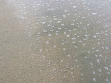 Sahilde deniz dalgaları..