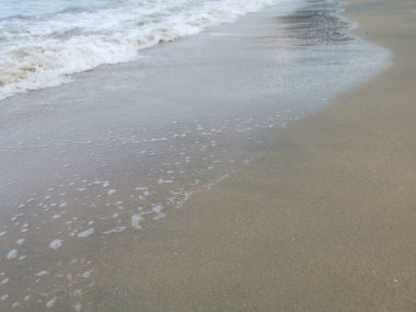 Sahilde deniz dalgaları..