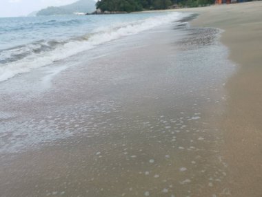 Sahilde deniz dalgaları..