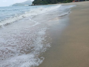 Sahilde deniz dalgaları..