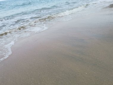 Sahilde deniz dalgaları..