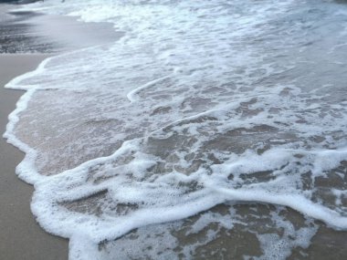 Sahilde deniz dalgaları..