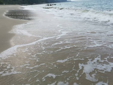 Sahilde deniz dalgaları..