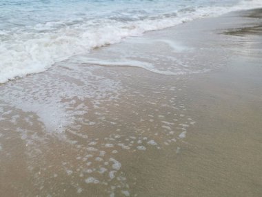 Sahilde deniz dalgaları..