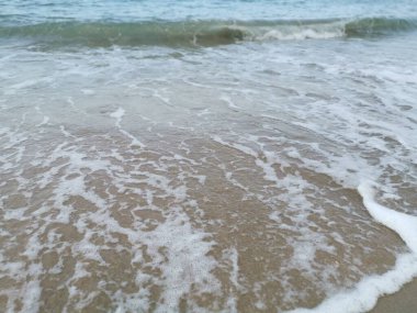 Sahilde deniz dalgaları..