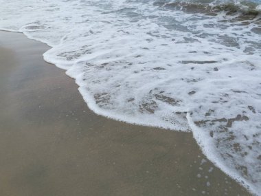 Sahilde deniz dalgaları..