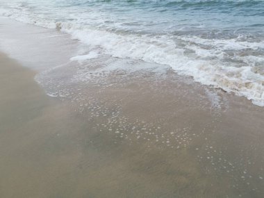 Sahilde deniz dalgaları..