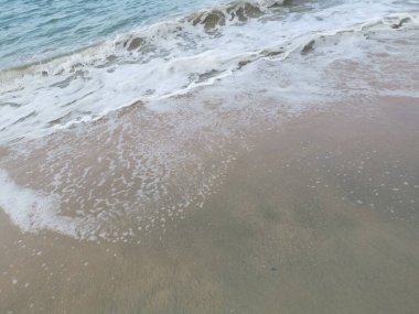 Sahilde deniz dalgaları..