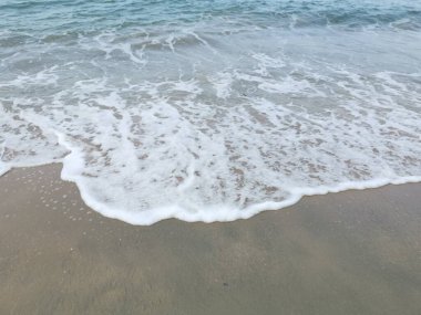 Sahilde deniz dalgaları..