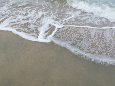 Sahilde deniz dalgaları..