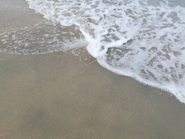 Sahilde deniz dalgaları..