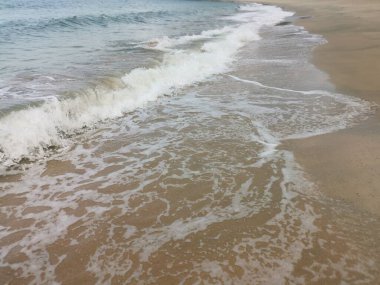 Sahilde deniz dalgaları..