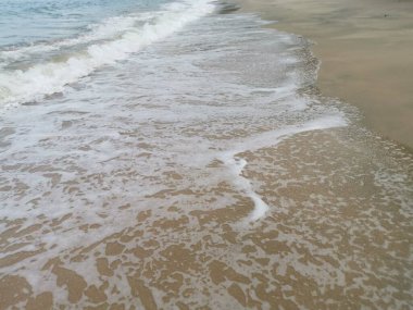 Sahilde deniz dalgaları..