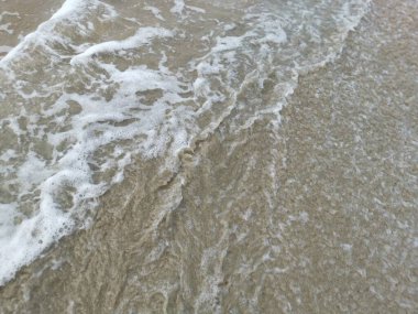 Sahilde deniz dalgaları..