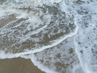 Sahilde deniz dalgaları..