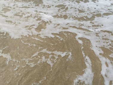 Sahilde deniz dalgaları..