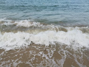 Sahilde deniz dalgaları..