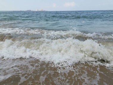 Sahilde deniz dalgaları..