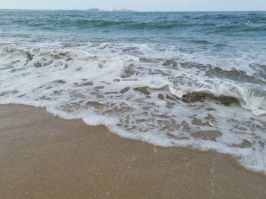 Sahilde deniz dalgaları..