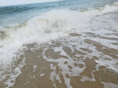 Sahilde deniz dalgaları..