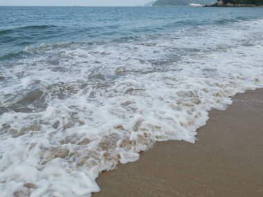 Sahilde deniz dalgaları..