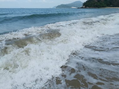 Sahilde deniz dalgaları..