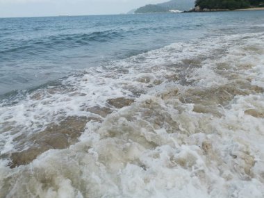 Sahilde deniz dalgaları..