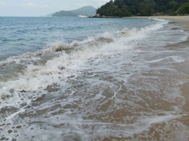 Sahilde deniz dalgaları..
