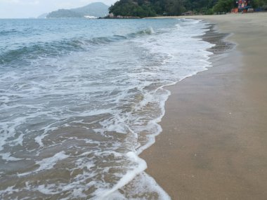 Sahilde deniz dalgaları..