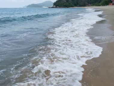 Sahilde deniz dalgaları..