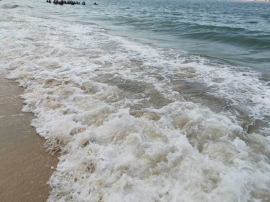 Sahilde deniz dalgaları..