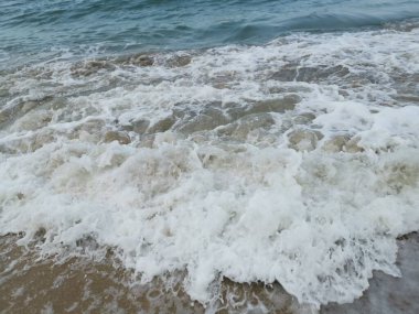 Sahilde deniz dalgaları..